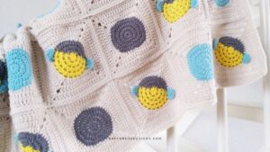 Bee Granny Square Baby Blanket - Free Crochet Pattern - Raffamusa Designs