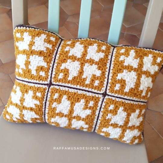 C2C Crochet Vintage Pillow - Raffamusa Designs