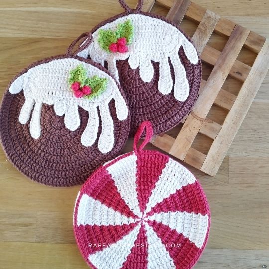 Crochet Christmas Pudding and Peppermint Potholders - Raffamusa Designs