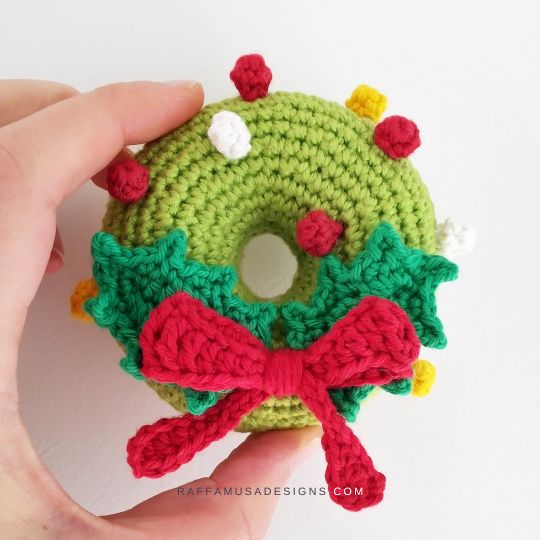 Christmas Wreath Amigurumi Ornament - Crochet Pattern - Raffamusa Designs
