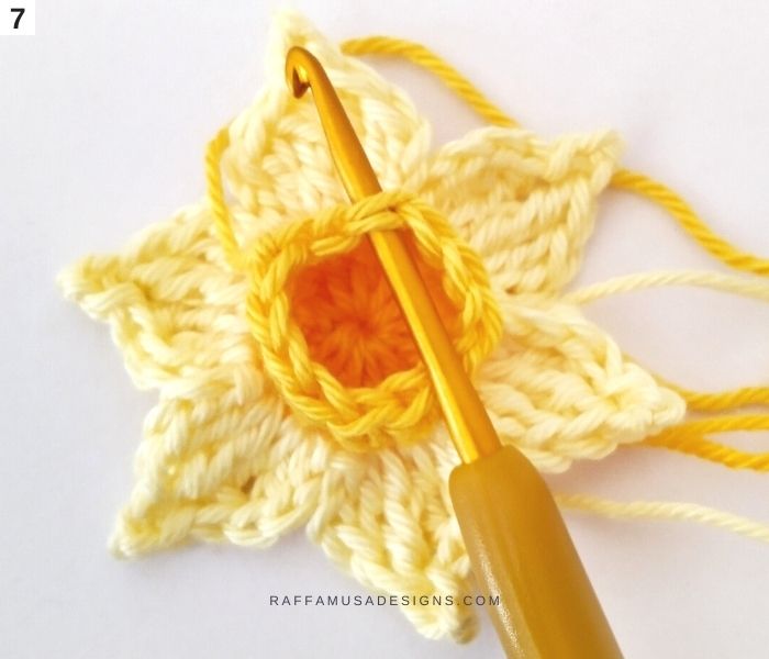 How to Crochet a Daffodil Flower Applique - Tutorial 4 - Raffamusa Designs
