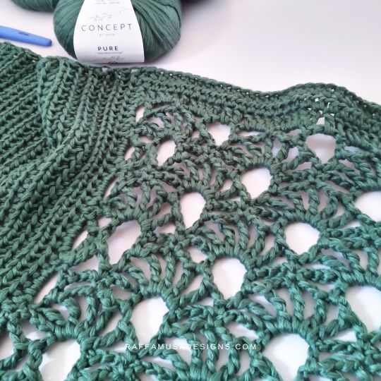 A detail of the lace shell stitch of the crochet Glitzy Bolero - Raffamusa Designs