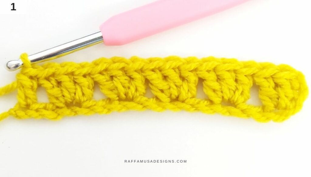How to crochet the granny stripe stitch without a ch-1 between dc clusters - Row 1 - Raffamusa Designs