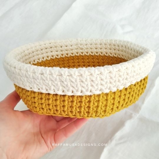 Easy Basket for Bread with Cord Yarn - Free Crochet Pattern - Raffamusa Designs