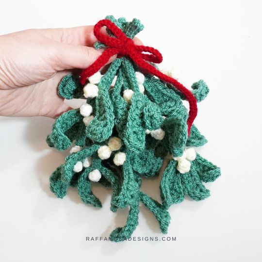 Crochet Mistletoe Bouquet - Raffamusa Designs