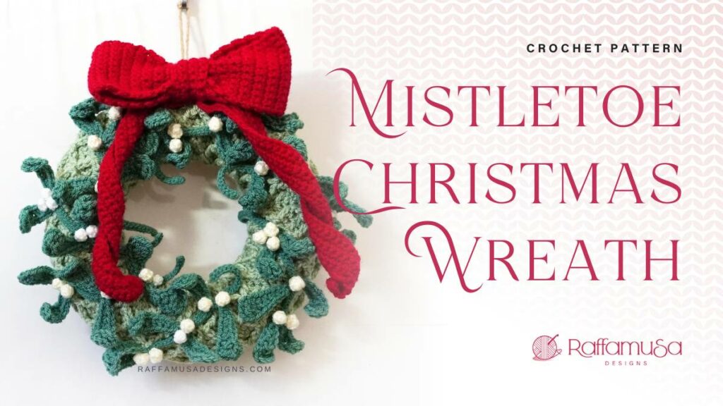 Mistletoe Christmas Wreath - Free Crochet Pattern - Raffamusa Designs