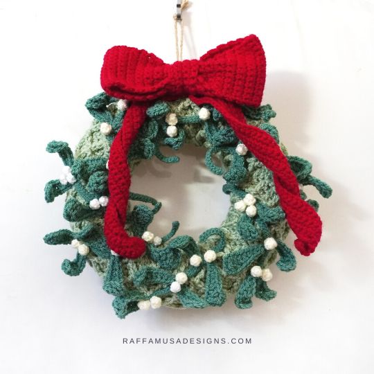 Crochet Mistletoe Christmas Wreath - Raffamusa Designs