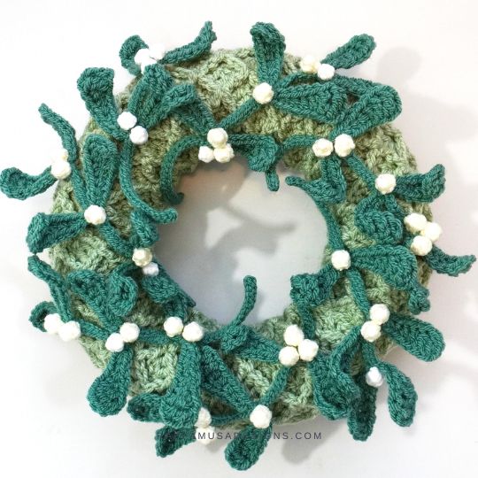 Crochet Mistletoe Christmas Wreath - Raffamusa Designs