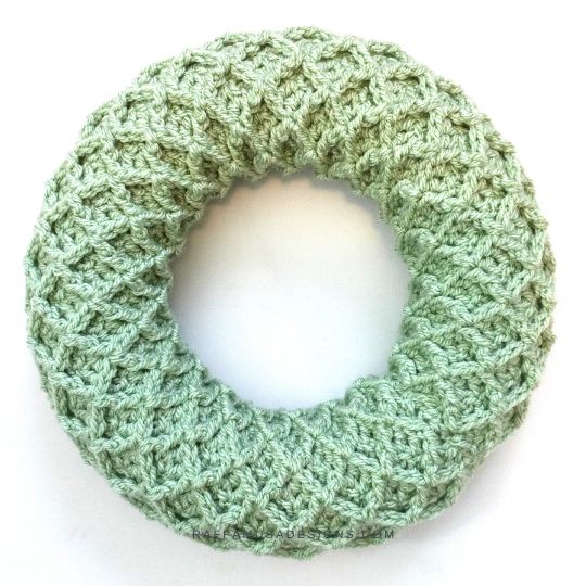 Crochet Christmas Wreath - Raffamusa Designs