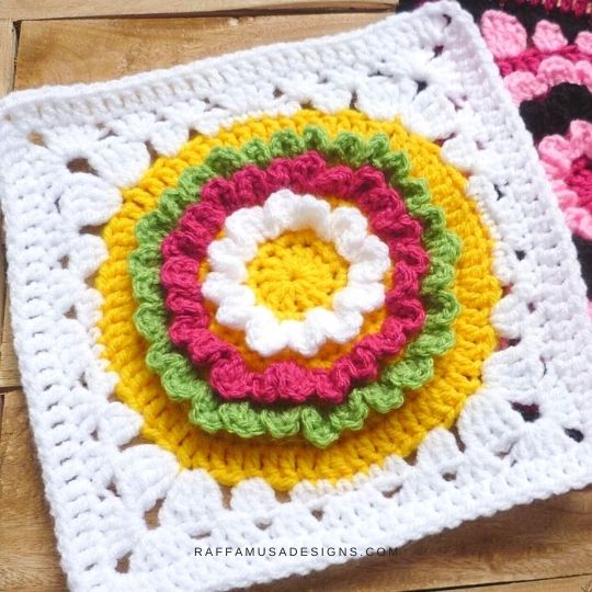 Crochet Ruffle Flower Granny Square - Free Pattern - Raffamusa Designs