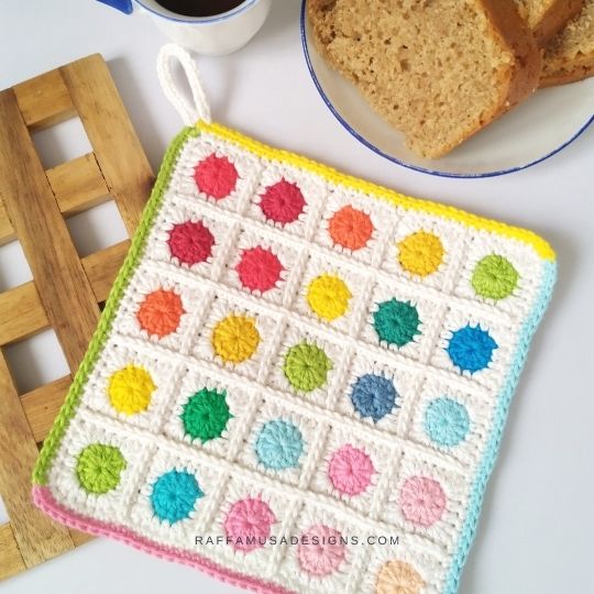Crochet Scrappy Dots Potholder - Free Pattern - Raffamusa Designs