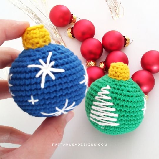 Crochet Simple Christmas Baubles - Raffamusa Designs