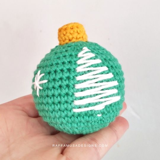 Crochet Simple Christmas Bauble - Free Pattern - Raffamusa Designs
