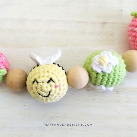 Crochet Bee and Green Beads - Raffamusa Designs