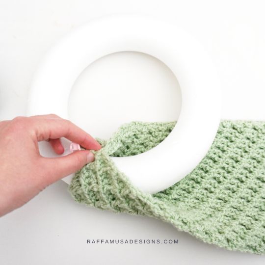 How to make a crochet wreath