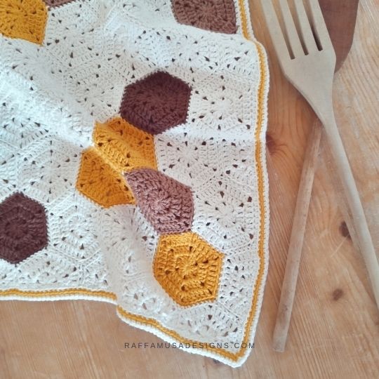 Detail of the Crochet Honeycomb Kitchen Towel - Raffamusa Designs