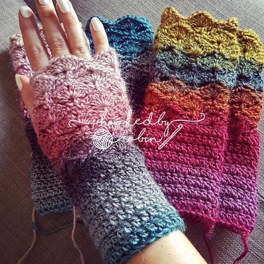 Hooked by Robin - Fantail Stitch Fingerless Gloves