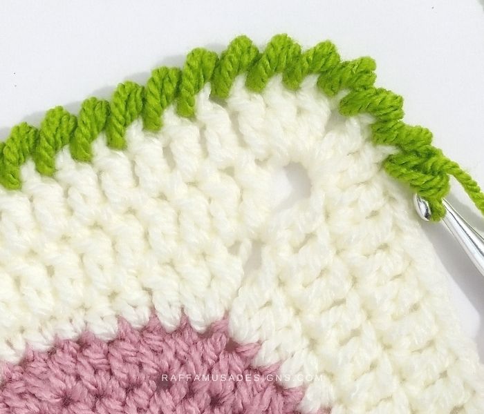 How to Crochet the Crab Stitch Border at the corners - Raffamusa Designs
