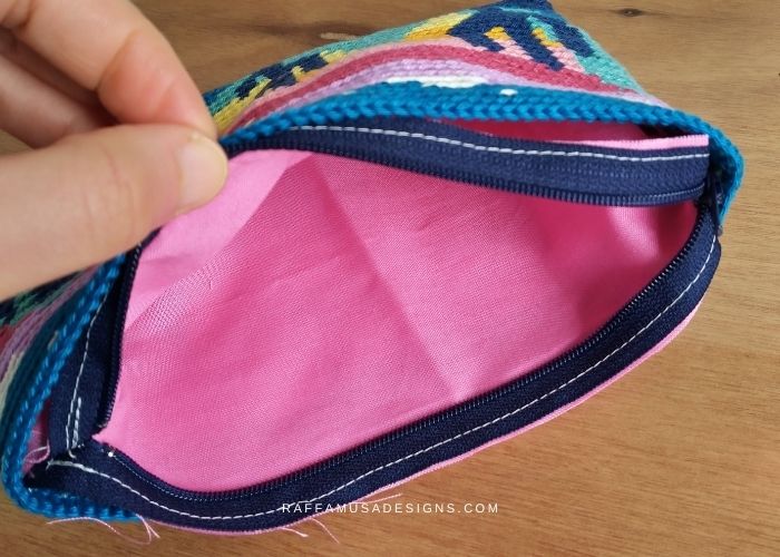Place the lining and zipper inside the crochet bag - Raffamusa Designs