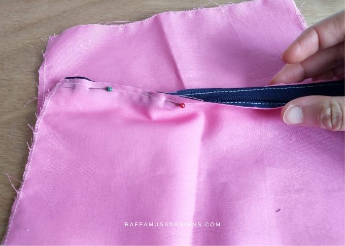 Fold the zipper and hold it in place - Raffamusa Designs
