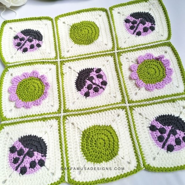 Join the Granny Squares placing them the way you like