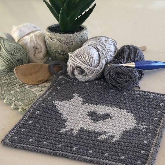 Tapestry Crochet Pig Potholder tested by Jorie - Raffamusa Designs