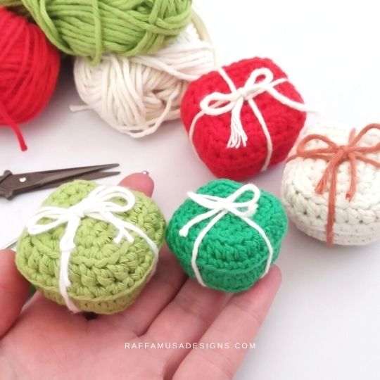 Little Present Ornament - Free Crochet Amigurumi Pattern - Raffamusa Designs