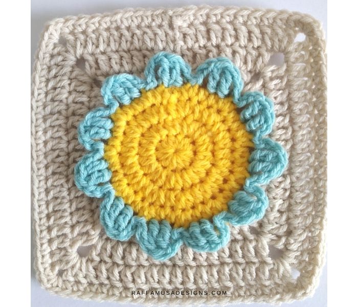 Crochet a simple 3D flower granny square