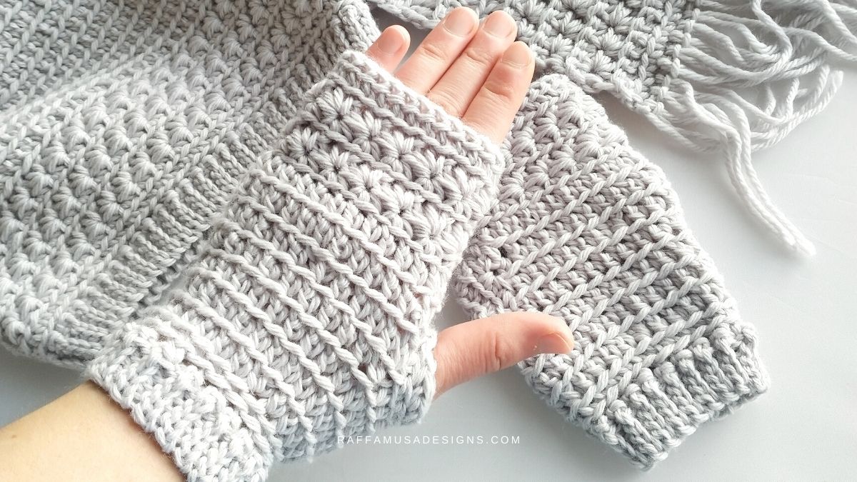Star Stitch Fingerless Gloves - Free Crochet Pattern in 5 sizes from XS to XL - Raffamusa Designs