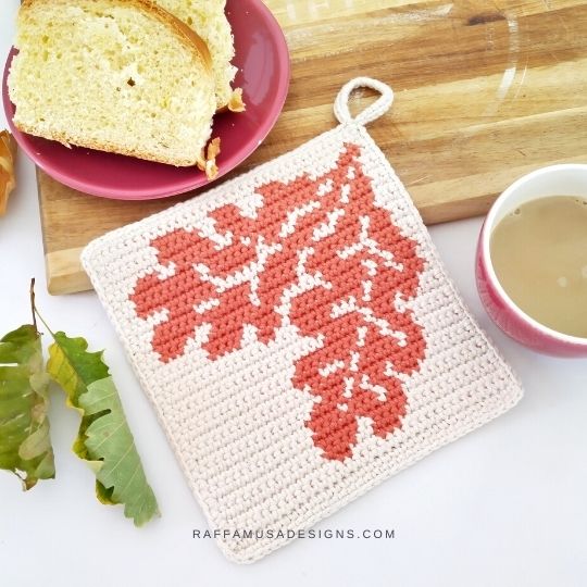 Acorn Leaves Hot Pad - Free Tapestry Crochet Pattern - Raffamusa Designs