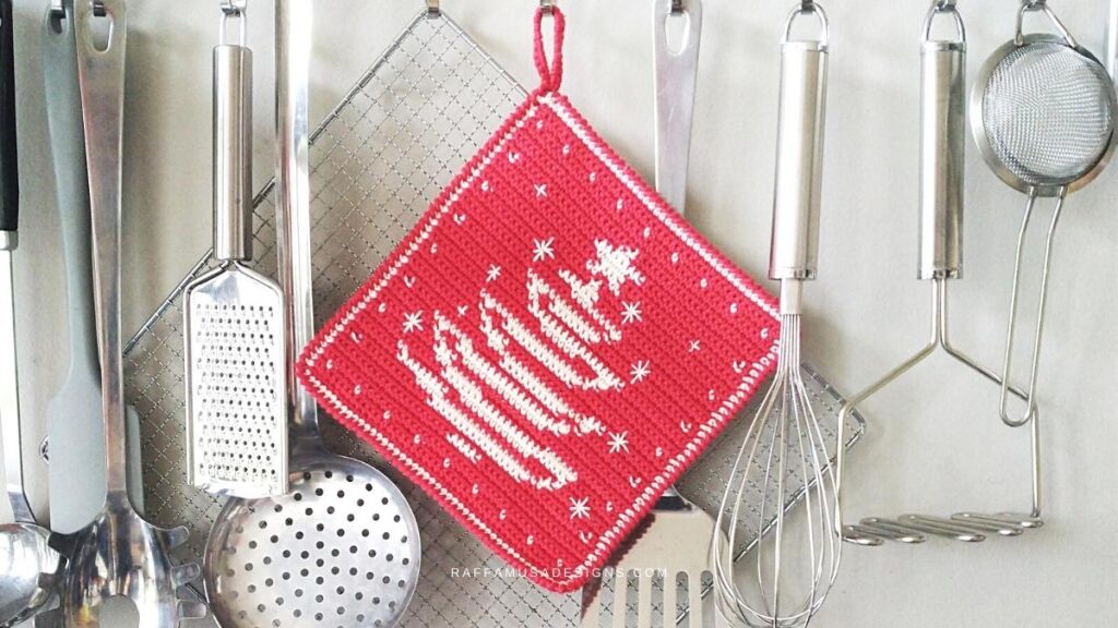Tapestry Crochet Christmas Tree Potholder - Free Crochet Pattern - Raffamusa Designs