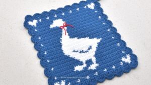Tapestry Crochet Goose Potholder - Free Pattern - Raffamusa Designs