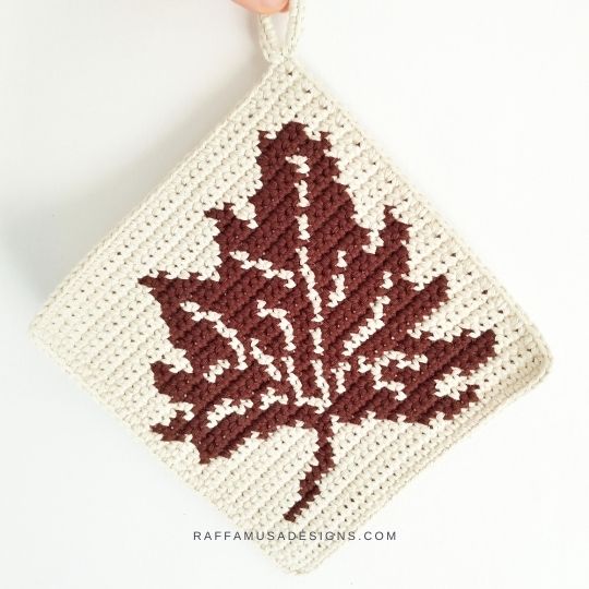 tapestry crochet Maple Leaf Potholder - Free Pattern - Raffamusa Designs