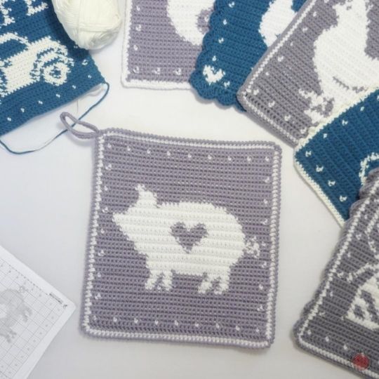 Tapestry Crochet Pig Potholder - Free Pattern - Raffamusa Designs