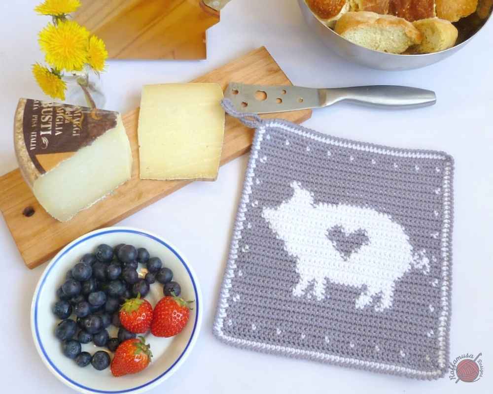 Tapestry Crochet Pig Potholder - Free Crochet Pattern by RaffamusaDesigns