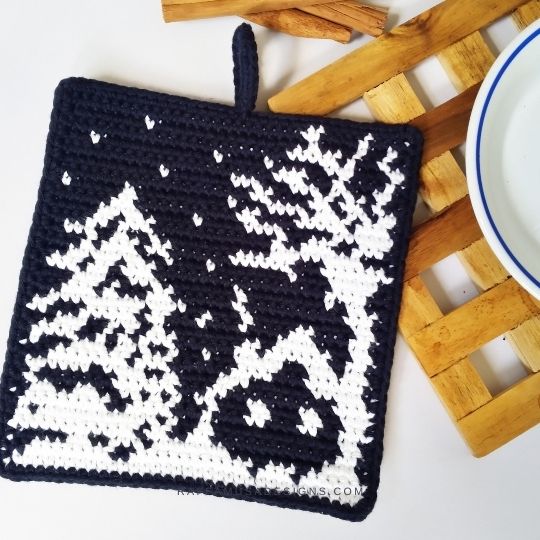Snowy Winter Potholder - Free Tapestry Crochet Pattern - Raffamusa Designs