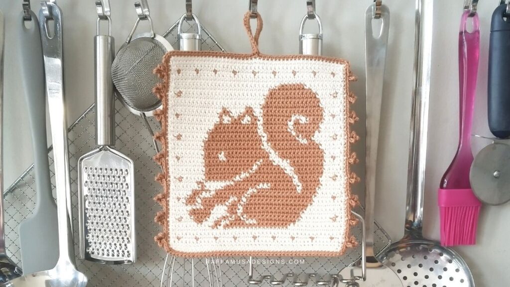 Tapestry Crochet Squirrel Potholder - Free Crochet Pattern - Raffamusa Designs