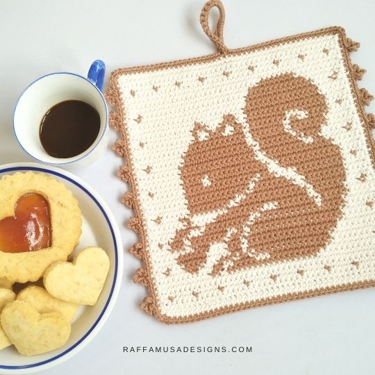 Tapestry Crochet Squirrel Potholder - Free Crochet Pattern - Raffamusa Designs